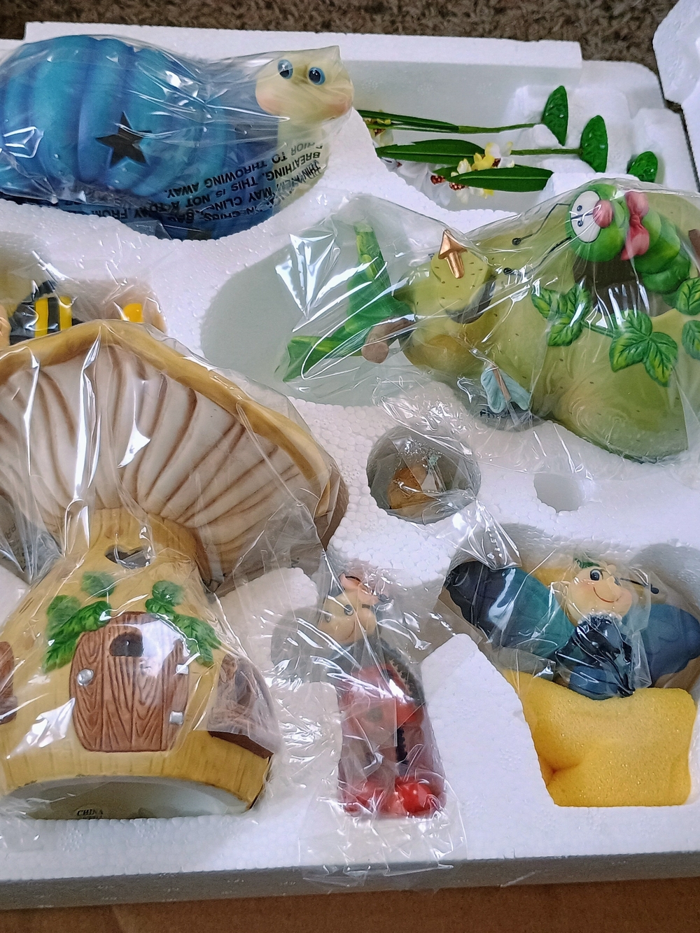 O'well Porcelain Lighted Bug Village Figurine Set Excellent Condition